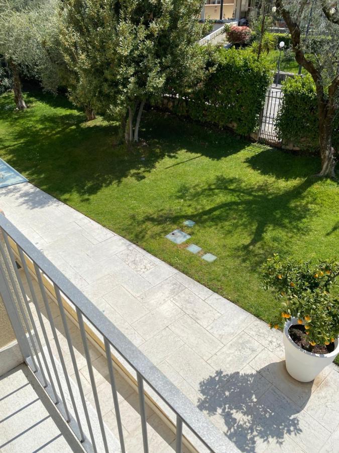 Hotel Baia Dei Pini Torri Del Benaco Buitenkant foto