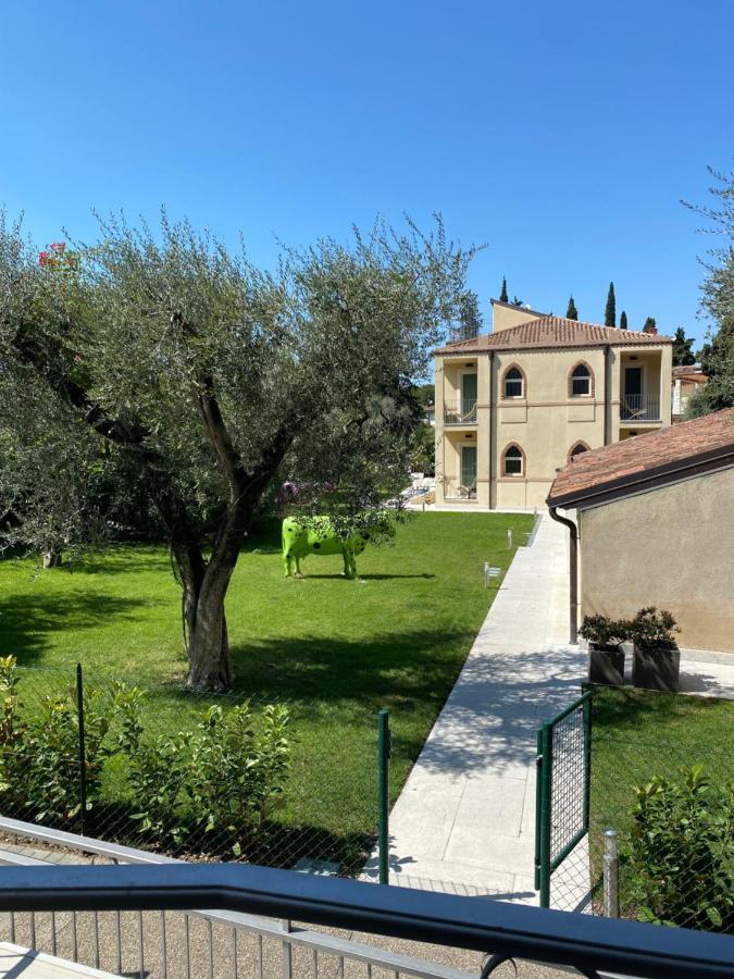 Hotel Baia Dei Pini Torri Del Benaco Buitenkant foto