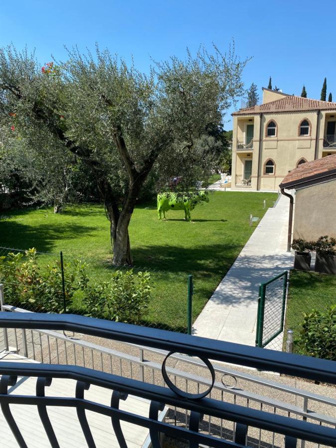 Hotel Baia Dei Pini Torri Del Benaco Buitenkant foto